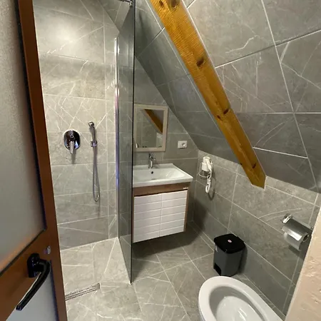 Royal Land בית הארחה 4*